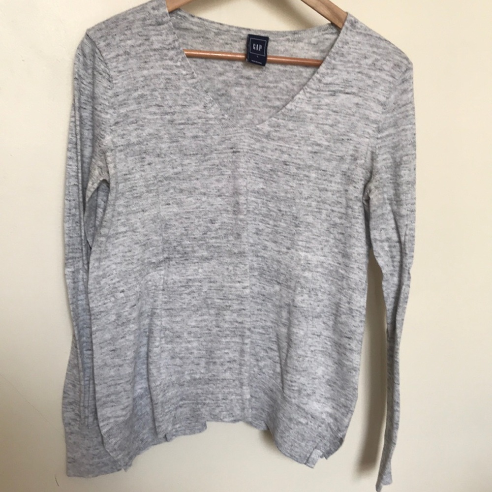 Gap vneck long sleeve light sweater